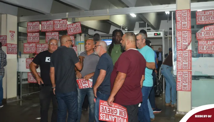 Trabalhadores colam cartazes anunciando greve