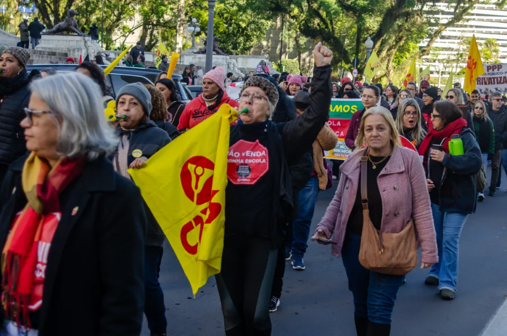 Educadores percorreram as ruas da Capital em protesto contra a PPP das escolas 