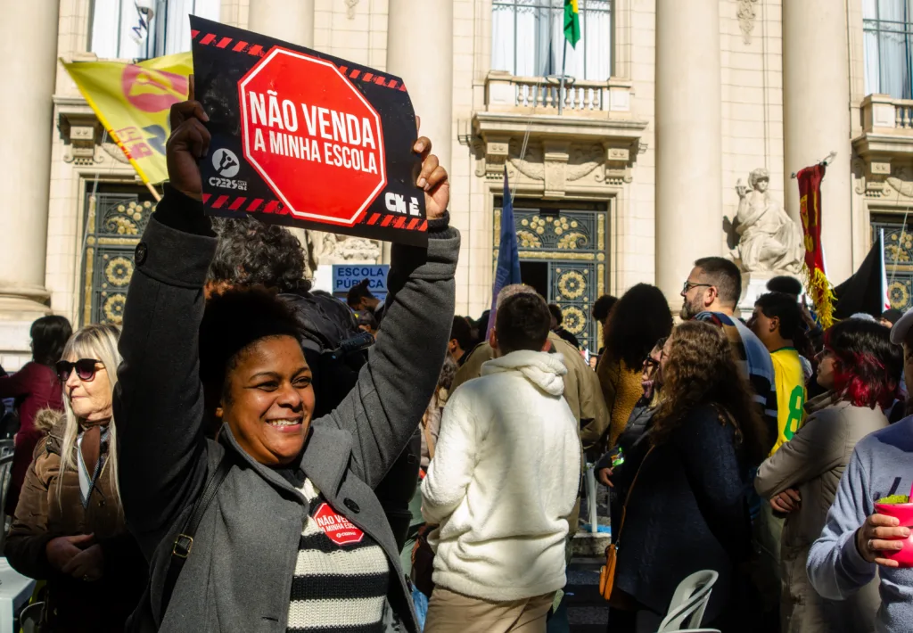 'Não Venda a Minha Escola', pedem educadores e comunidade escolar