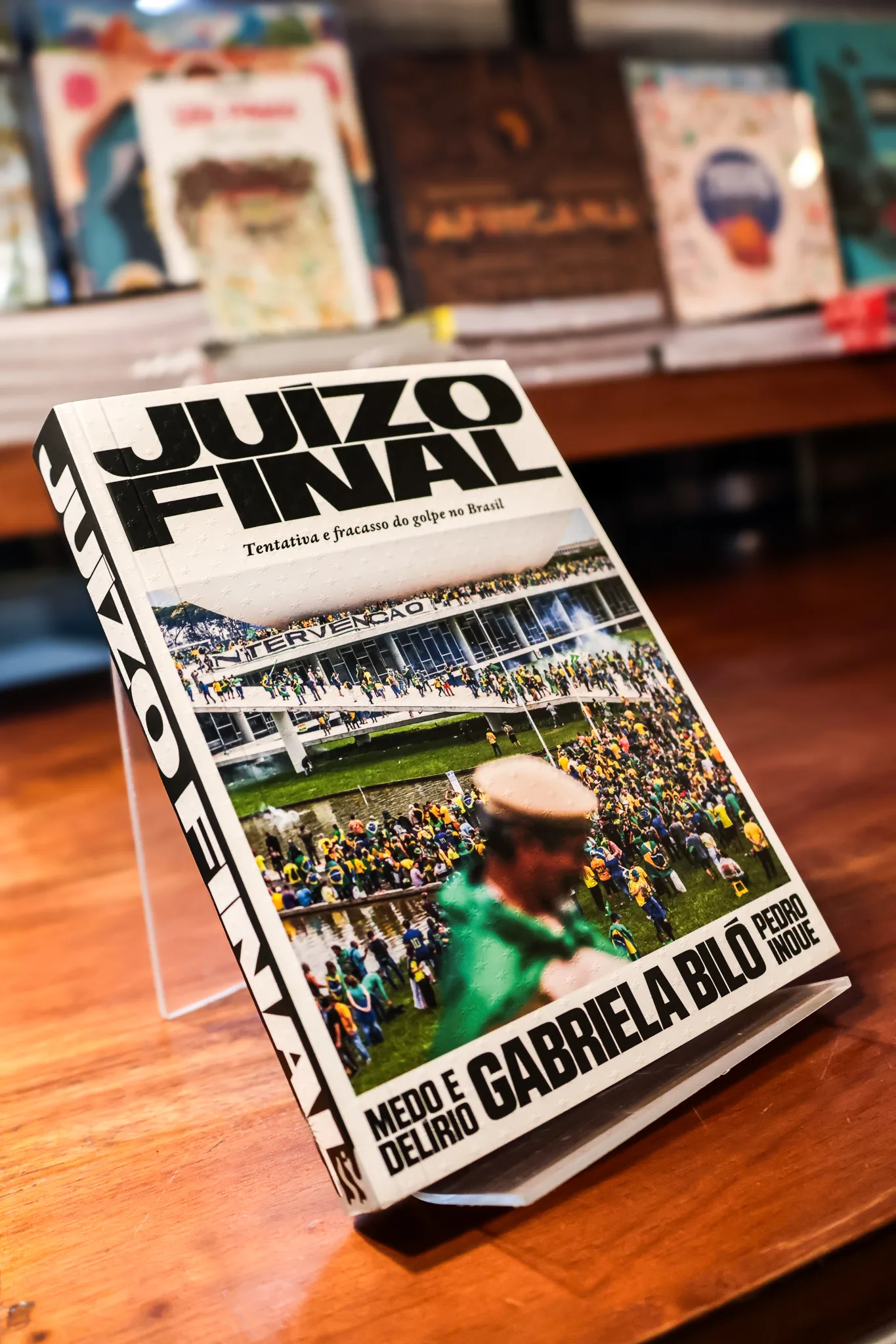 Cristiano, do podcast ‘Medo e Delírio em Brasília’, e a fotógrafa Gabriela Biló unem a estética sonora caótica e ácida do programa ao ‘instante decisivo’ da imagem no livro ‘Juízo Final’