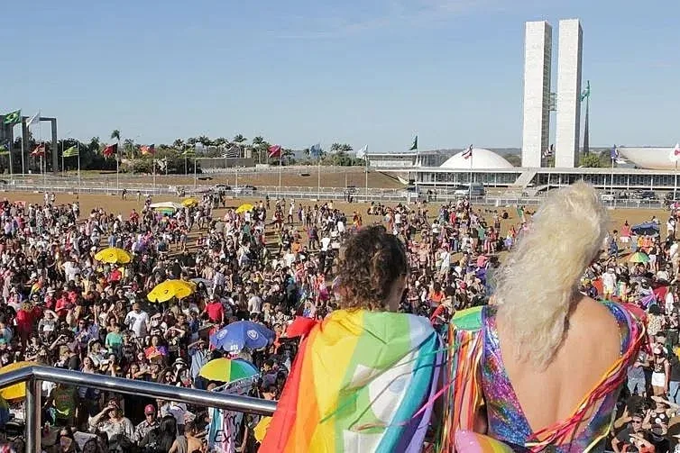 Representatividade e luta por direitos marcam sessão solene do Orgulho LGBT+ na Câmara do DF