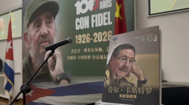 Lançamento na China da edição em mandarim do livro “Raúl Castro – trajetória revolucionária”, de Nikolai S. Leonov, durante cerimônia na Embaixada de Cuba em Pequim.