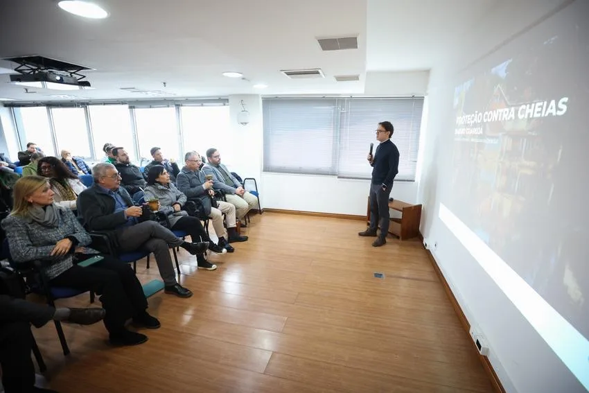 Vicente Perrone apresentou a concepção de três propostas do estudo para a proteção contra cheias nos bairros Guarujá e Serraria