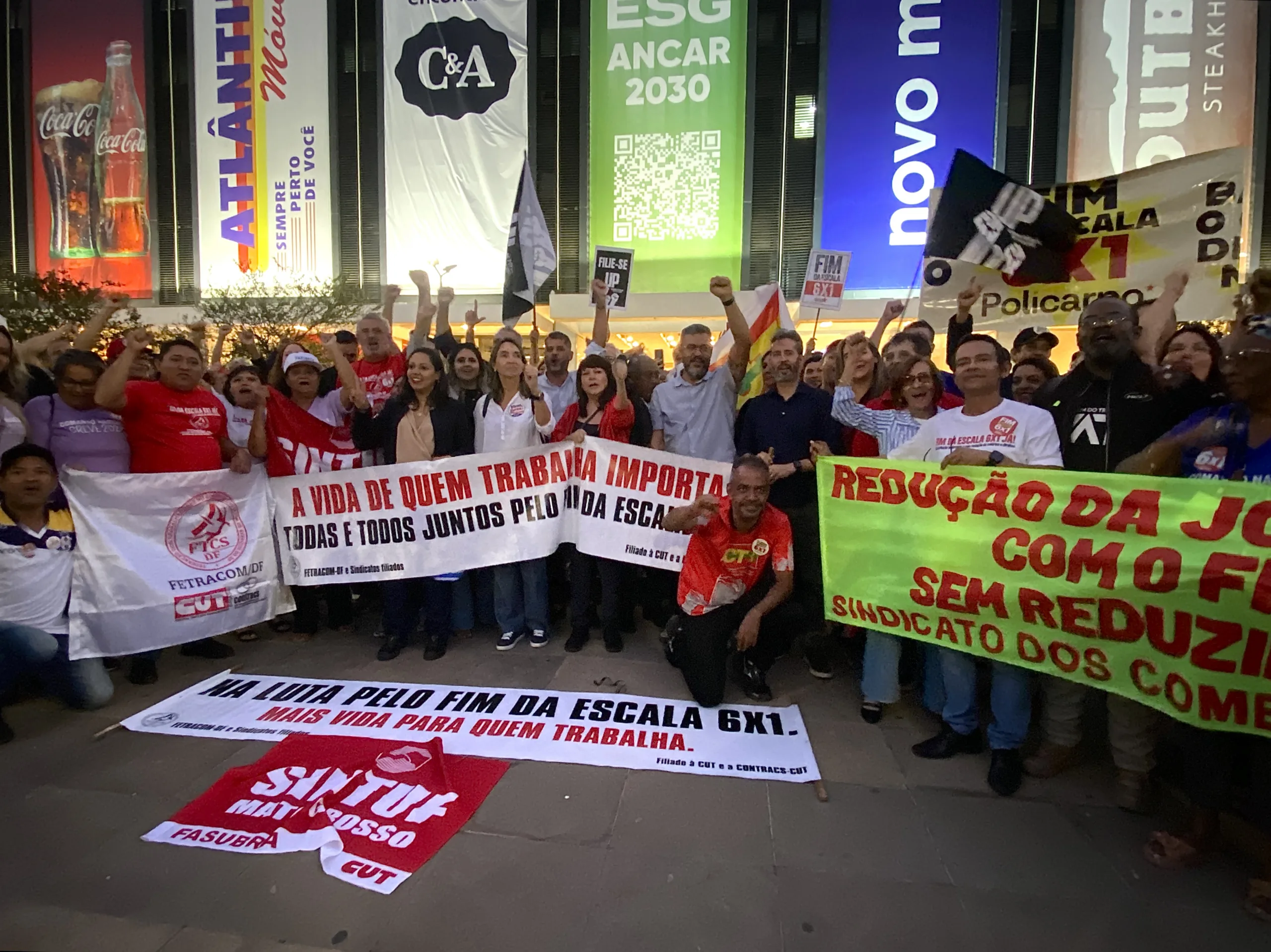Manifestantes ocuparam o Conjunto Nacional, no centro de Brasília, para pressionar o Senado a dar andamento à PEC que reduz a jornada de trabalho.