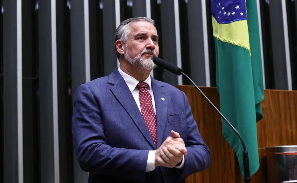 O líder do governo Lula na Câmara, Paulo Pimenta (PT-RS), subiu o tom contra a família Bolsonaro