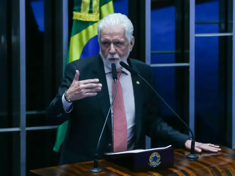 Jaques Wagner anuncia saída da liderança do governo no Senado