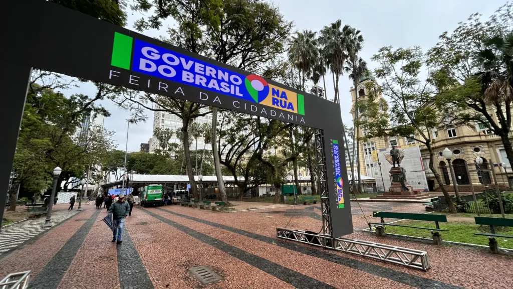 Estrutura do Governo do Brasil na Rua na praça da Alfândega, em Porto Alegre, com serviços federais e atendimento à população