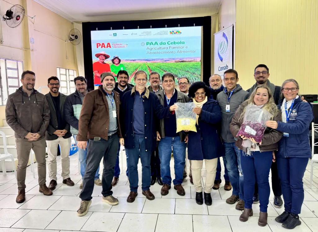 Representantes da Conab, da Cooafan e de cozinhas solidárias durante entrega em São José do Norte