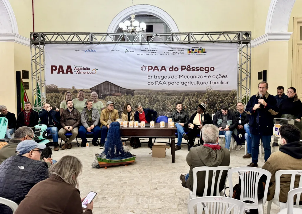 Atividade em Pelotas marcou entrega de suco de pêssego, filé de peixe e cebola congelada pelo PAA