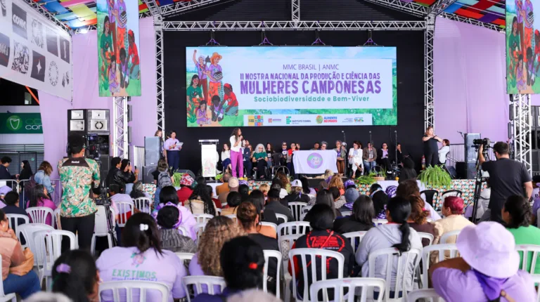 Camponesas de diferentes regiões do país participaram de feira agroecológica e ato político no Conic, em Brasília.