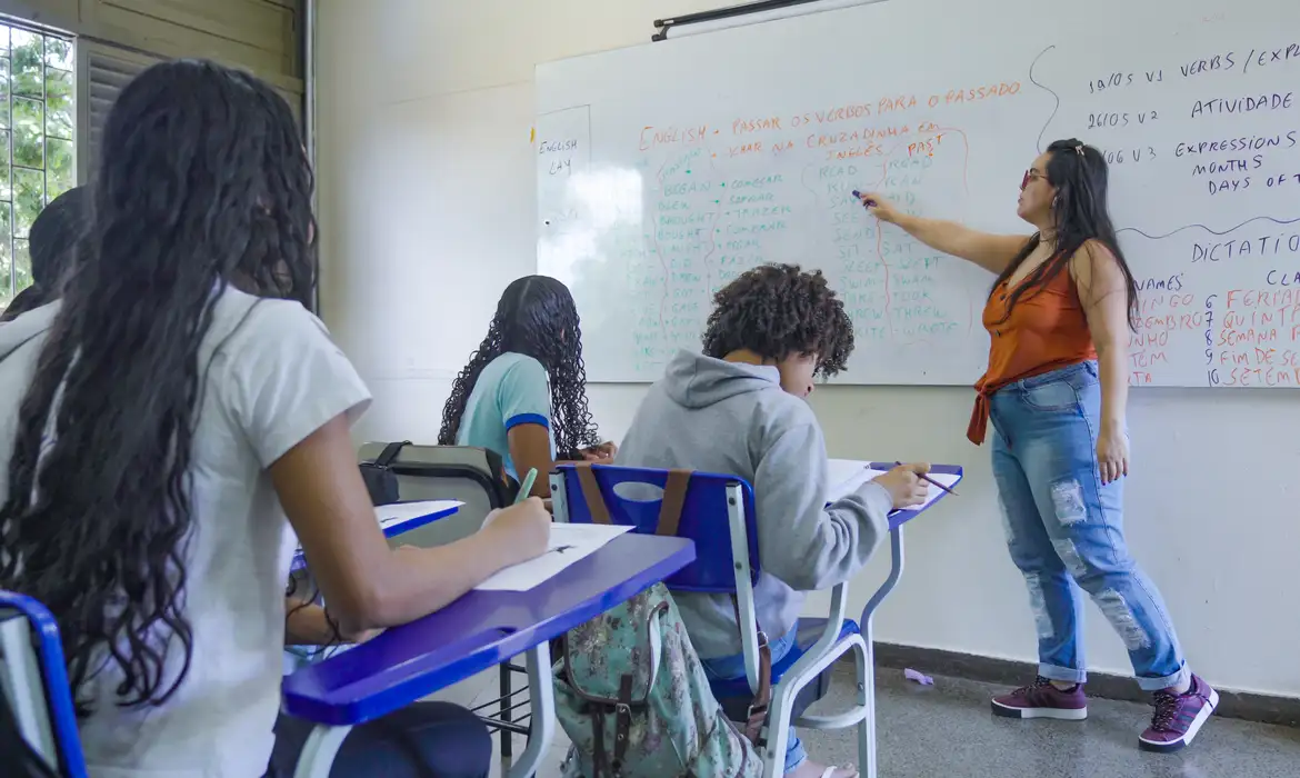 Melhoria nos índices do ensino médio público resulta de políticas do governo Lula, afirma especialista