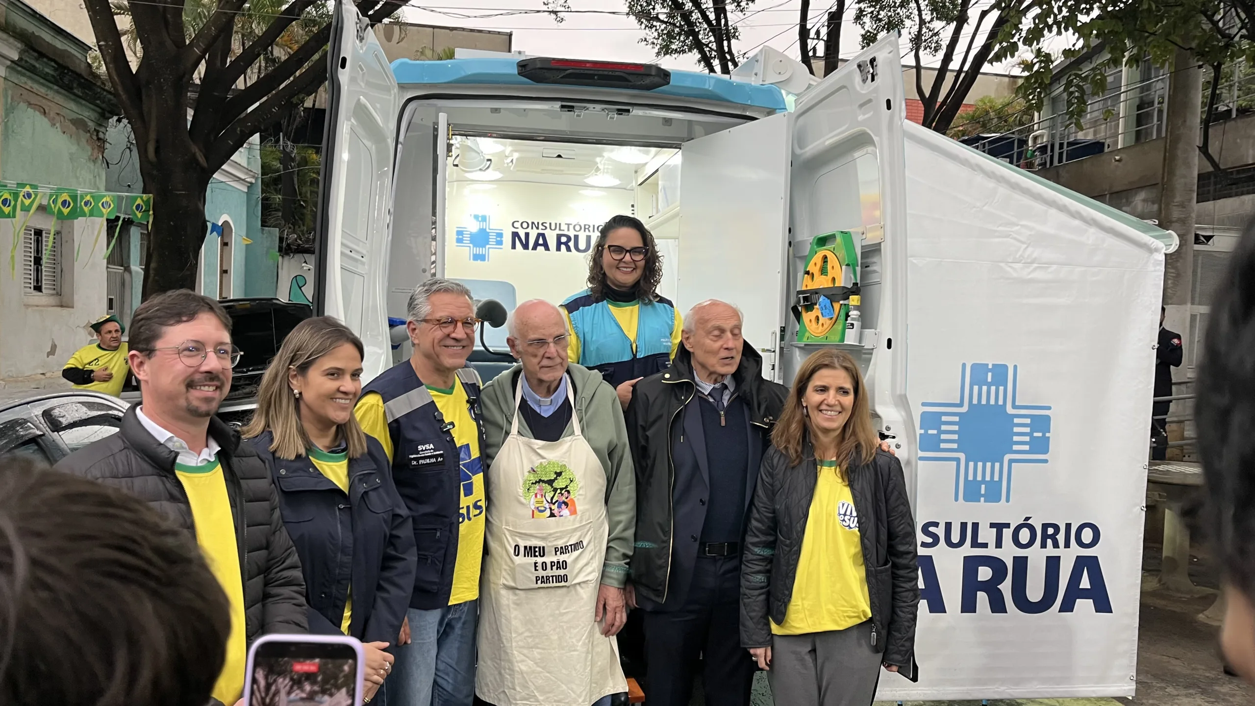 O ministro da Saúde, Alexandre Padilha, padre Julio Lancelotti e o deputado estadual Eduardo Suplicy (PT) durante o lançamento da Política Nacional de Atenção Integral à Saúde da População em Situação de Rua