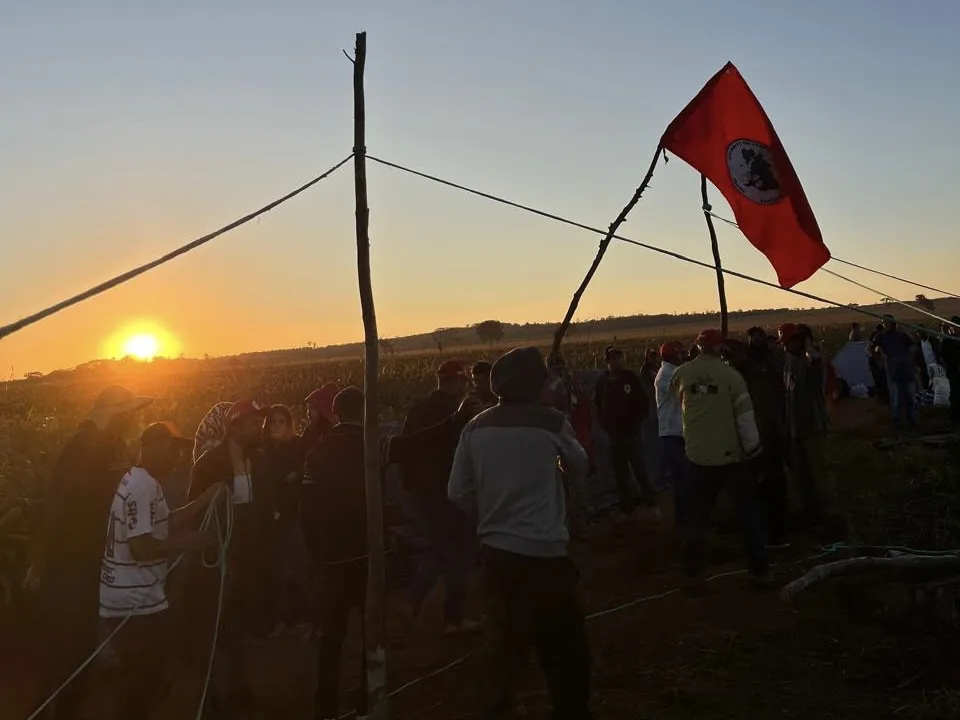 Famílias montam acampamento em território reivindicado para assentamento rural na região de Planaltina, no Distrito Federal.