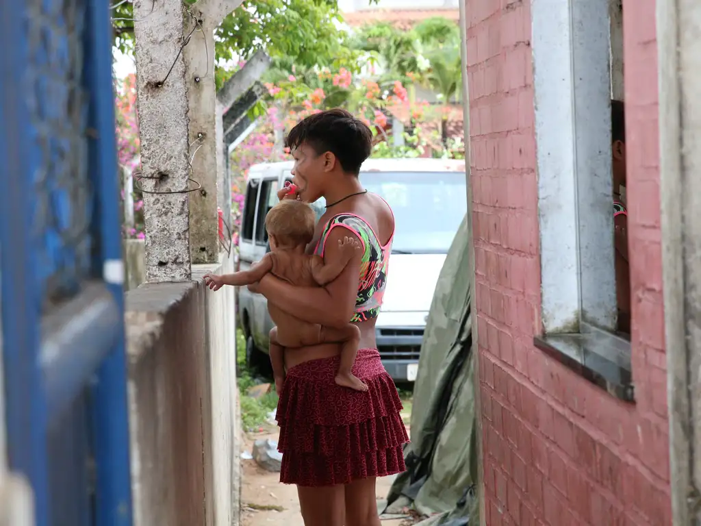 Mulher indígena com bebê no Hospital de Campanha Yanomami montado na Casa de Saúde Indígena - Casai