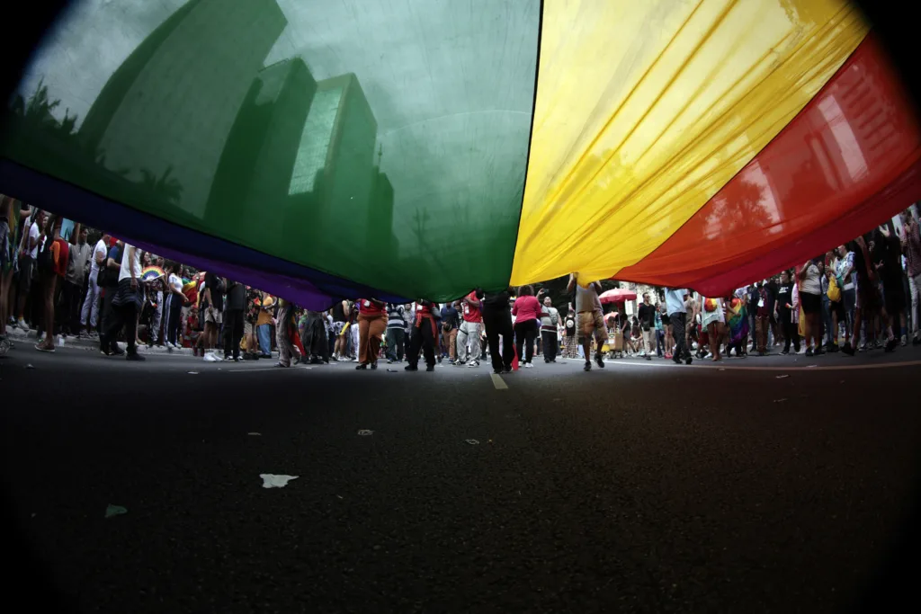 Três décadas depois da primeira edição, a Parada segue ocupando as ruas como espaço de celebração, memória e reivindicação de direitos.