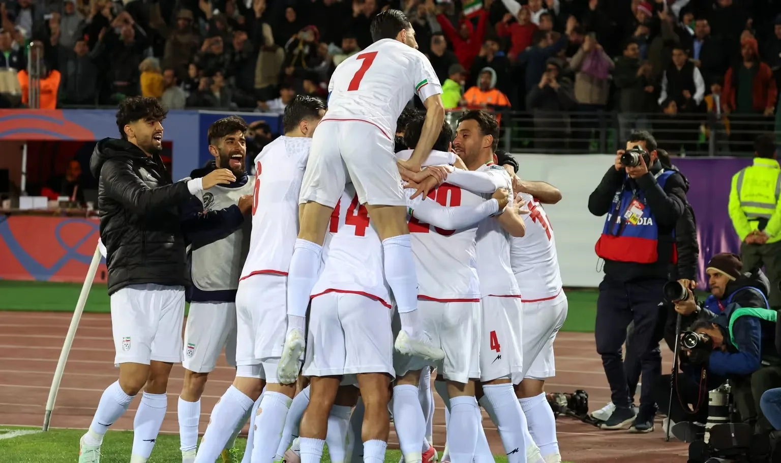 Jogadores iranianos comemoram a classificação para a Copa em março de 2025