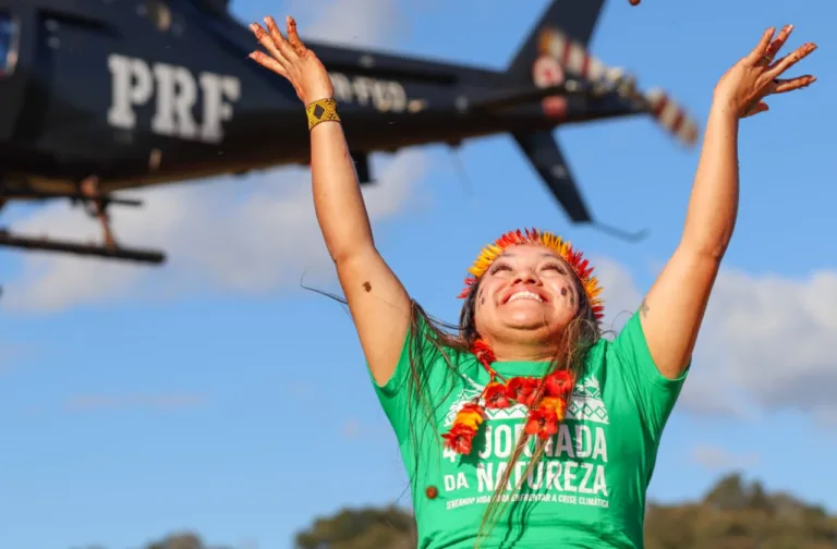 Semeadura de sementes por helicóptero em terra indígena no Paraná