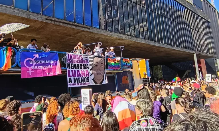 Mulheres lésbicas e bissexuais protestam em frente ao Masp, na Avenida Paulista