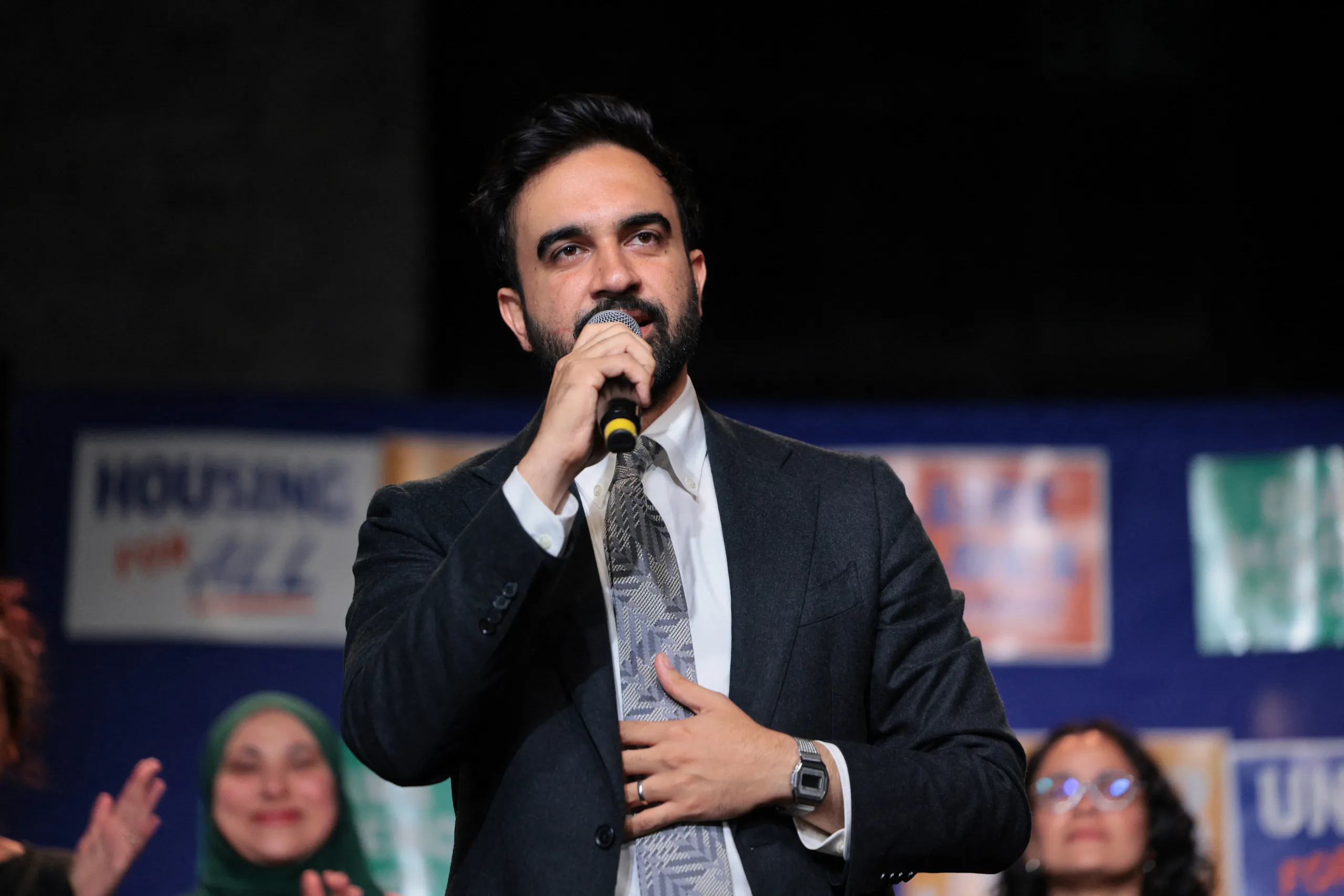 NY aprova ideia de prefeito socialista e congela aluguéis de 1 milhão de apartamentos
