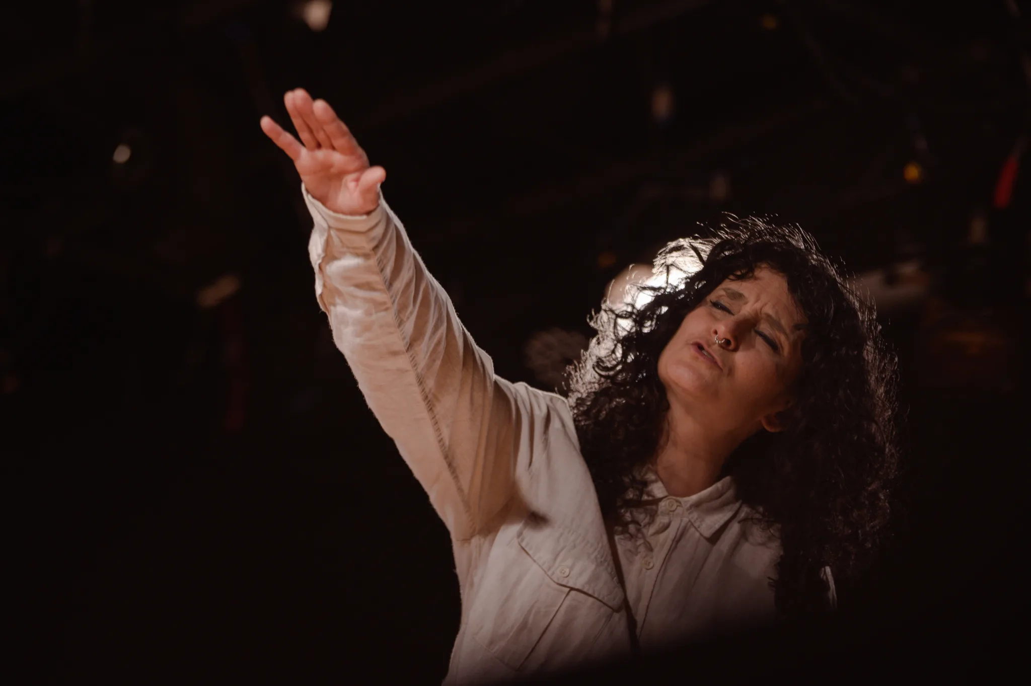 Tânia Farias em cena no espetáculo 'Manifesto de Uma Mulher de Teatro'