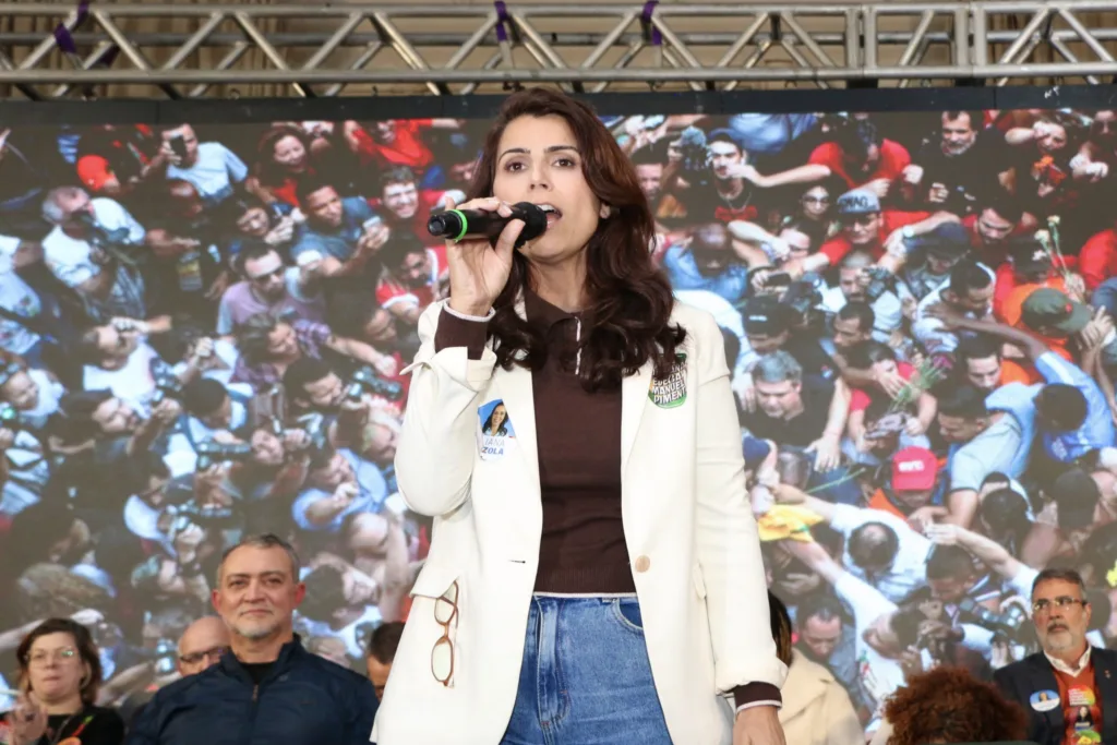 “Nós passamos por muito juntos. Não foi pouca coisa o que enfrentamos”, afirmou Manuela, destacando que a militância foi fundamental para preservar a esperança e garantir a vitória de Lula