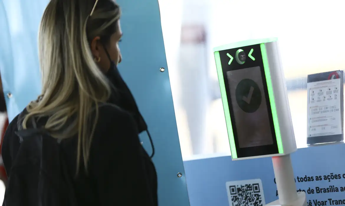 Fotografia de uma mulher a utilizar biometria facial