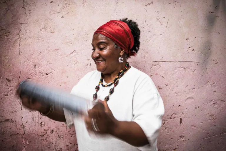 Teatro de rua na Restinga abre semana rica em estreias, shows e lançamentos no estado