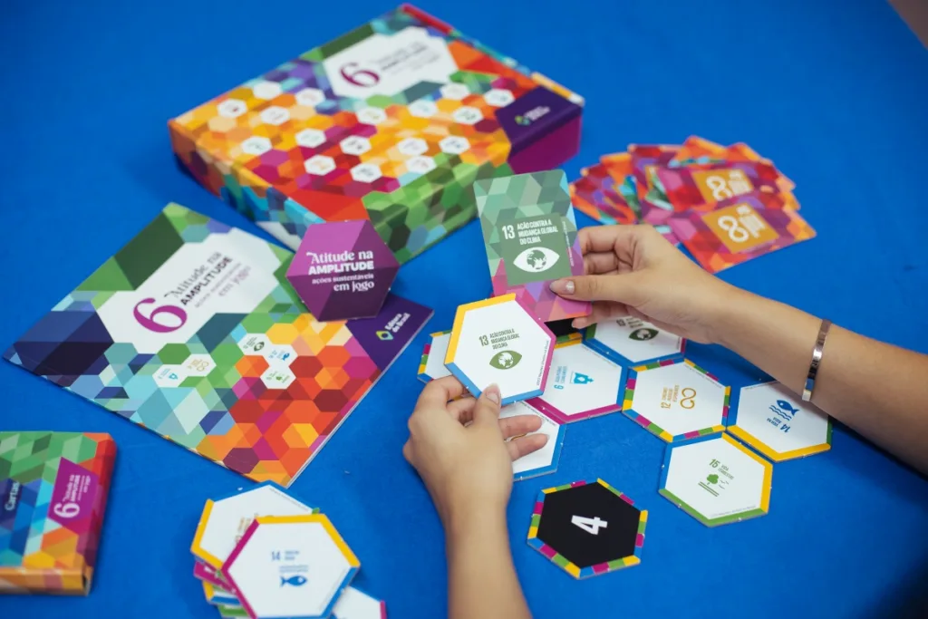 Jogo educativo Atitude na Amplitude utiliza cartas e peças inspiradas nos Objetivos de Desenvolvimento Sustentável para promover aprendizagem sobre questões socioambientais. Foto: Tatiana Reis.
