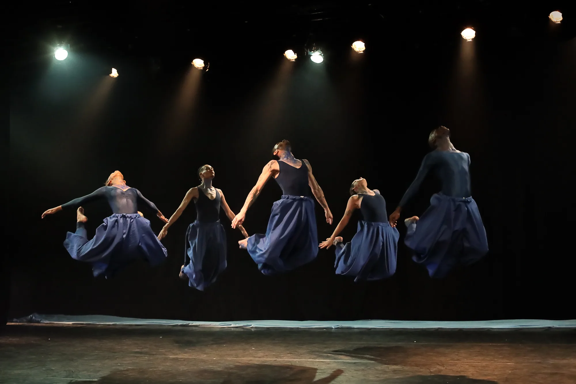 Com coreografias inspiradas nas relações entre ancestralidade, espiritualidade e natureza, a montagem da Corpus Entre Mundos une elementos da cultura afro-brasileira em cena.