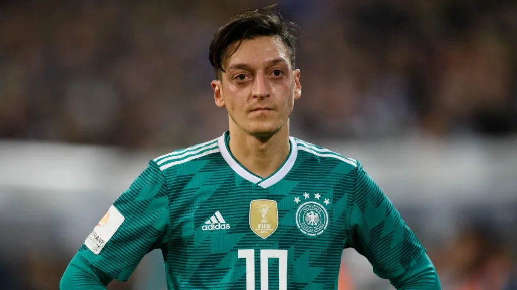 Mesut Özil nasceu na Alemanha e é filho de pais turcos. Ele jogou pela Alemanha nas copas do mundo de 2010, 2014 e 2018