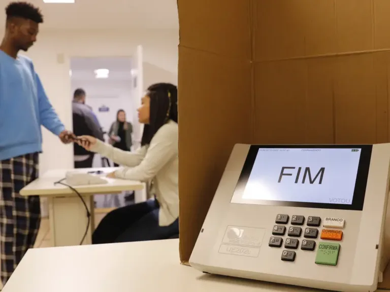 Denúncia de compra de voto no RJ motiva pedido para câmeras corporais em mesários