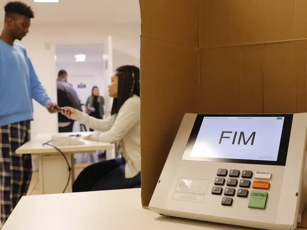 Cabine de votação em seção eleitoral simulada no Tribunal Regional Eleitoral do Rio de Janeiro