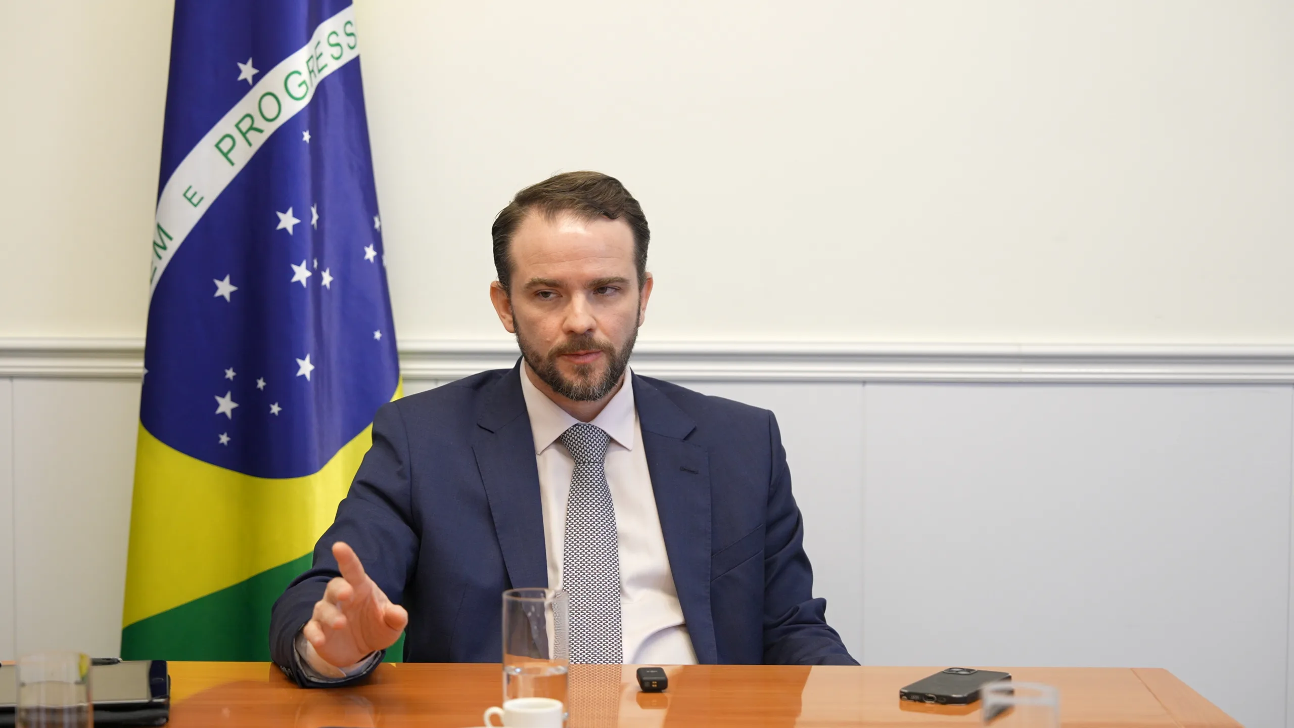 Ministro da Fazenda, Dario Durigan, durante coletiva na embaixada brasileira em Pequim