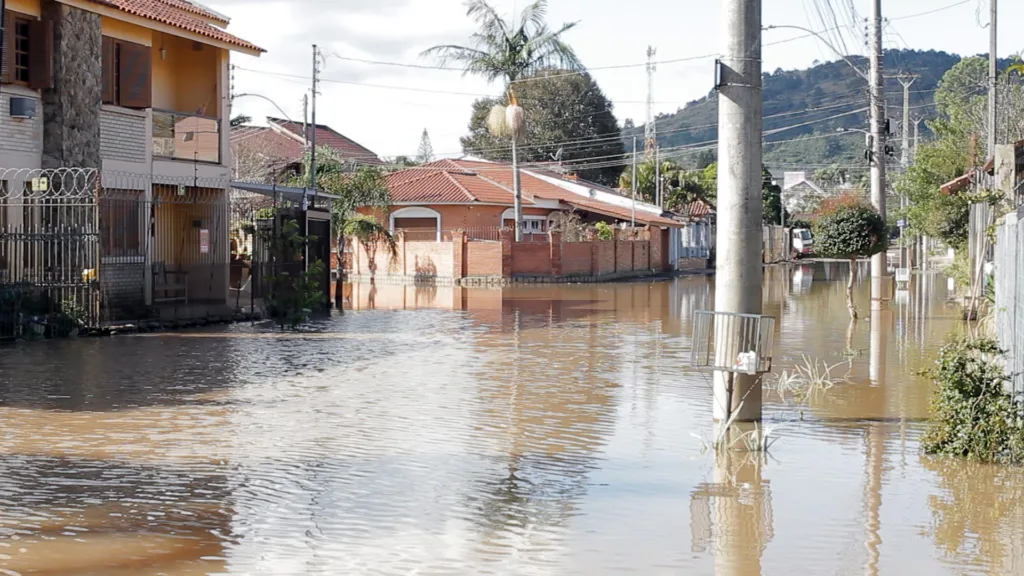Esquina onde vive Dilva Iria Thoma, no Guarujá, voltou a alagar em 2025, pouco mais de um ano após a enchente histórica de 2024