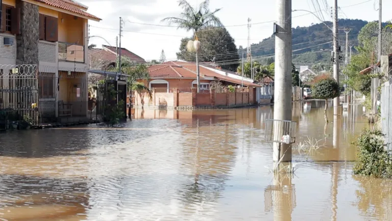 Porto Alegre promete barreira contra cheias no Guarujá enquanto obra definitiva segue em estudo