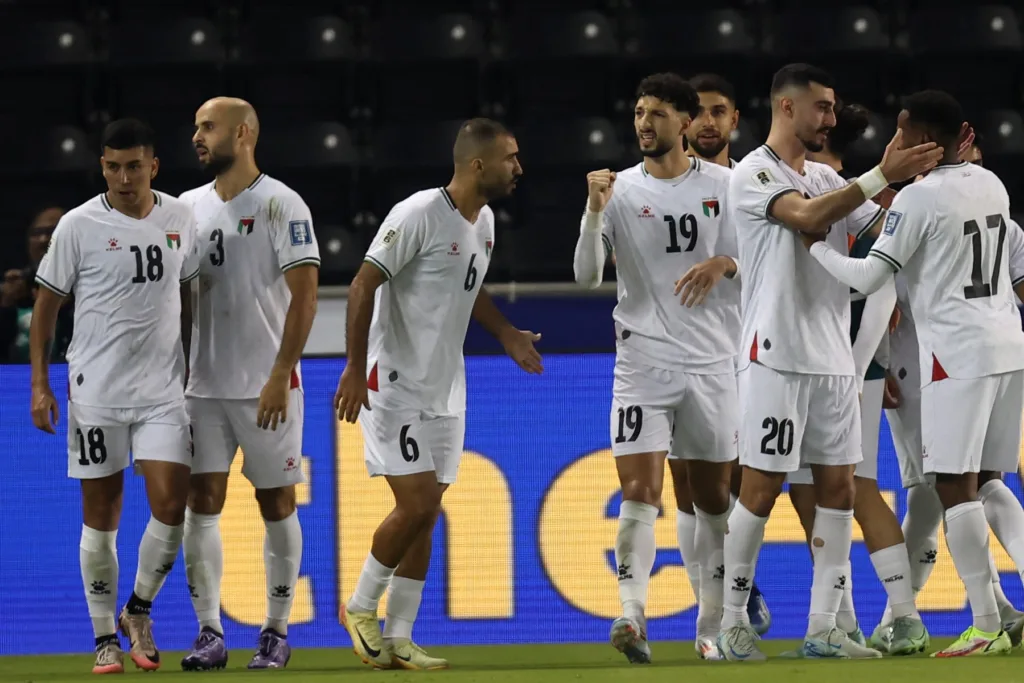 Seleção palestina celebra gol durante as eliminatórias para a Copa do Mundo 2026. A Palestina chegou à fase final, mas não conseguiu garantir a vaga na Copa