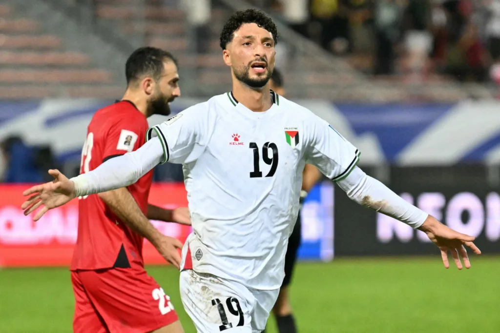 Atacante palestino Wessan Abou Ali celebra gol contra a Jordânia nas eliminatórias para a Copa de 2026