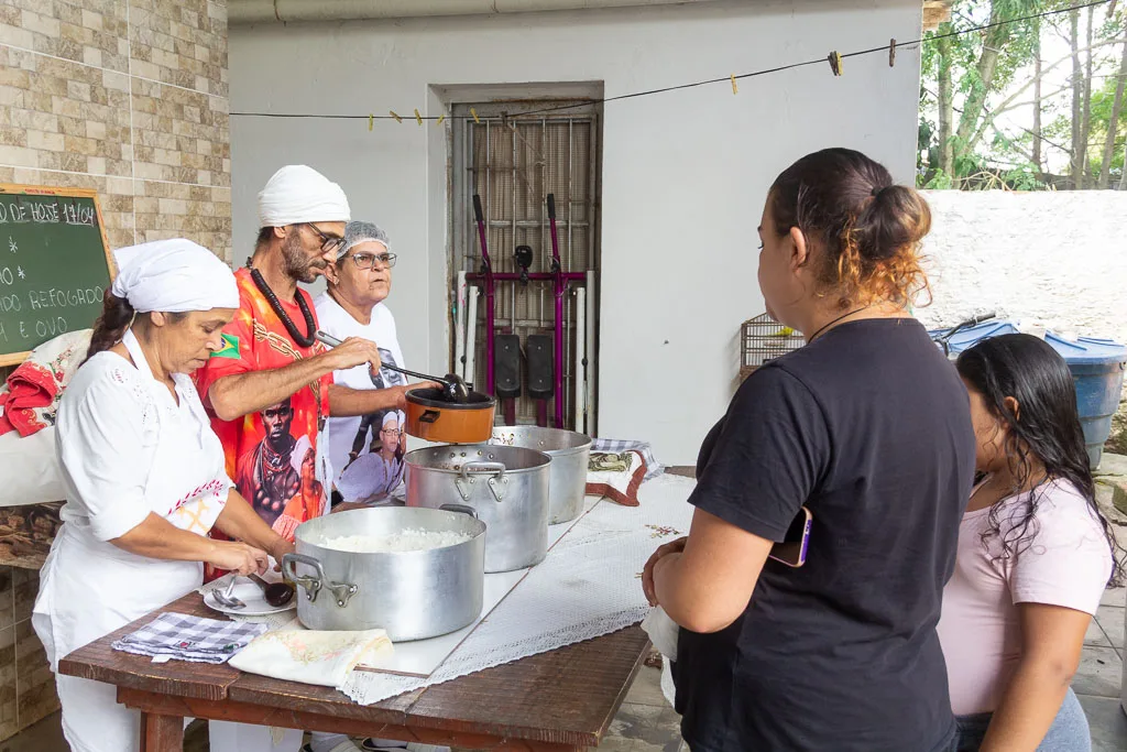 Cozinha solidária do Ilê Baray Xangô serve almoço para a comunidade