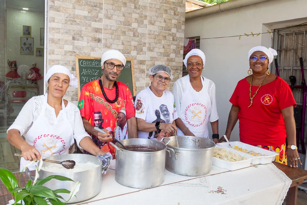 Mãe Ìyá Jaqueline D’Esú Biomí e filhos de terreiro na cozinha solidária do Ilê Baray Xangô, no Barro Duro, em Pelotas (RS)