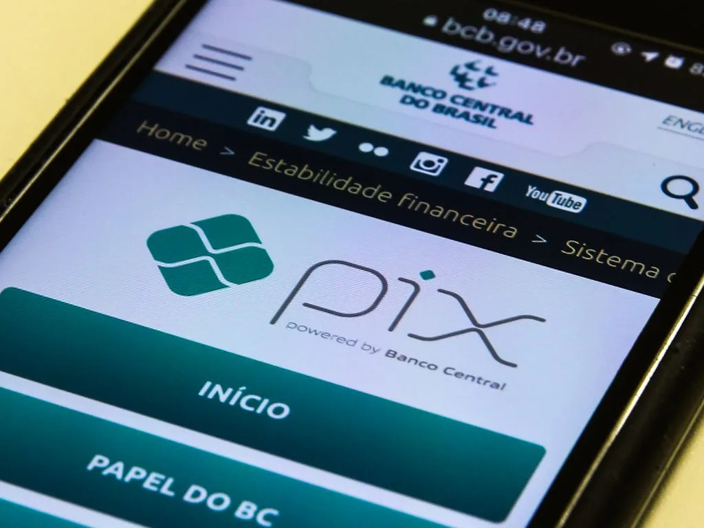 Foto de smarthphone que exibe a apresentação do pix na paǵina do Banco Central
