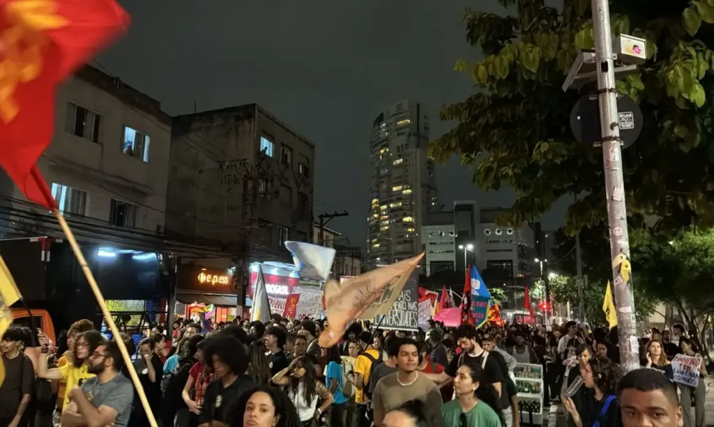 Estudantes protestam contra cortes em universidades de SP© Guilherme Jeronymo/Agência Brasil Versão em áudio