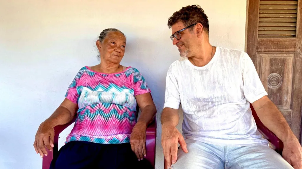 Renato Barbieri em momento de conversa durante trabalho de campo; cineasta defende que o cinema brasileiro olhe para as histórias do “Brasil profundo”
