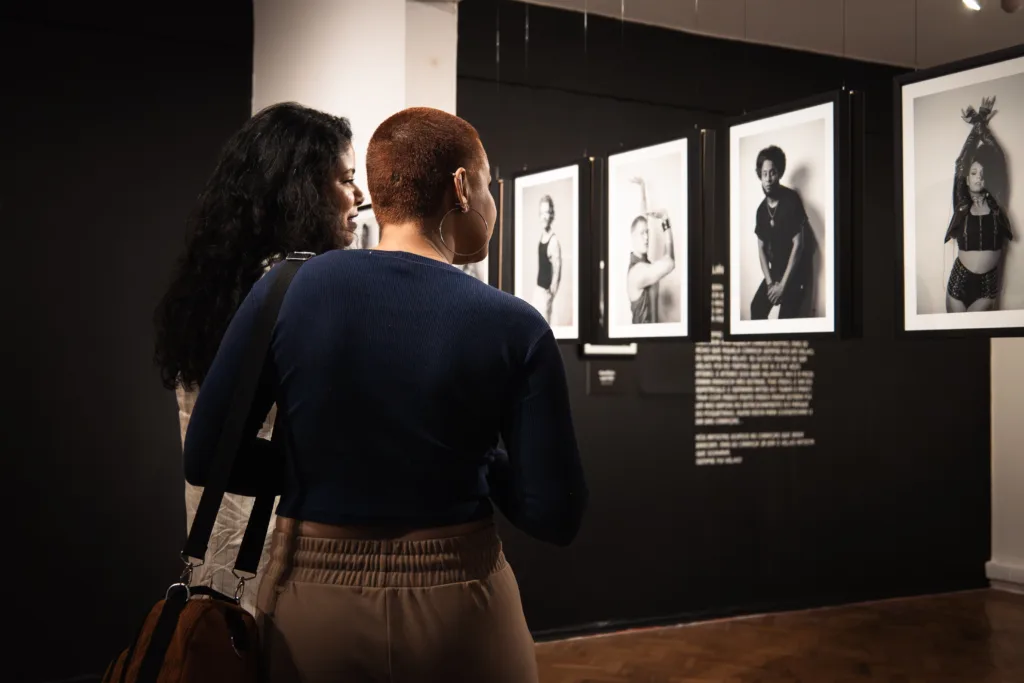 Obras e retratos ocupam a CAL em homenagem a nomes da cena artística candanga.