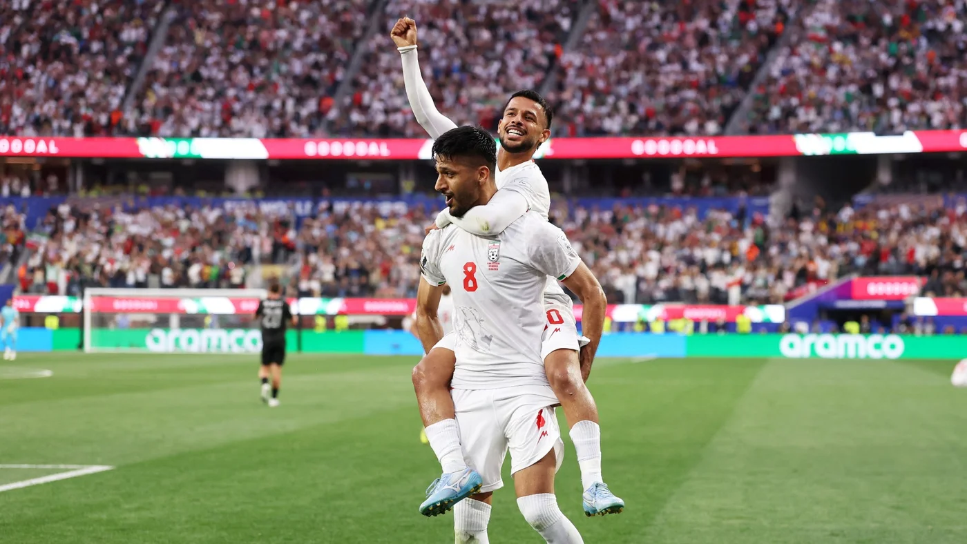 Jogadores iranianos comemoram gol contra a Nova Zelândia, em Los Angeles (EUA), na estreia do país persa na Copa do Mundo de 2026