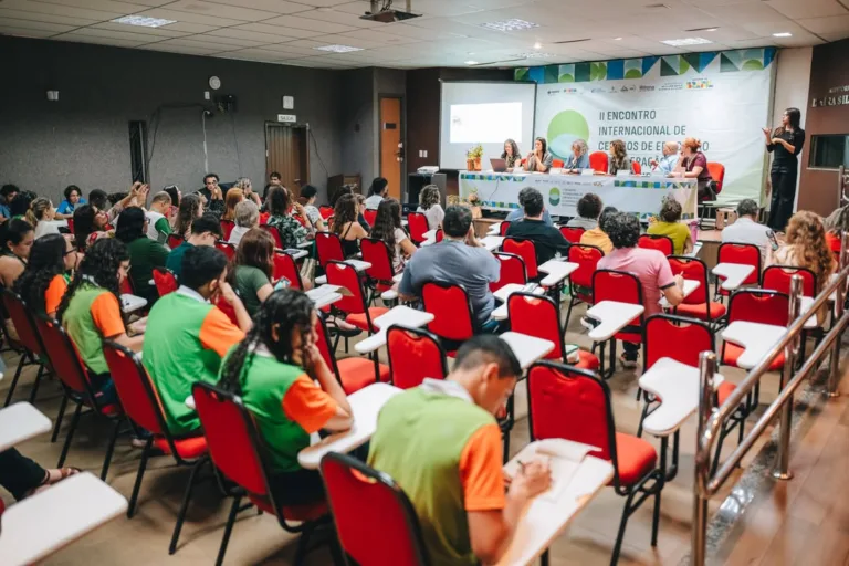 Mesa com integrantes da Itaipu Binacional