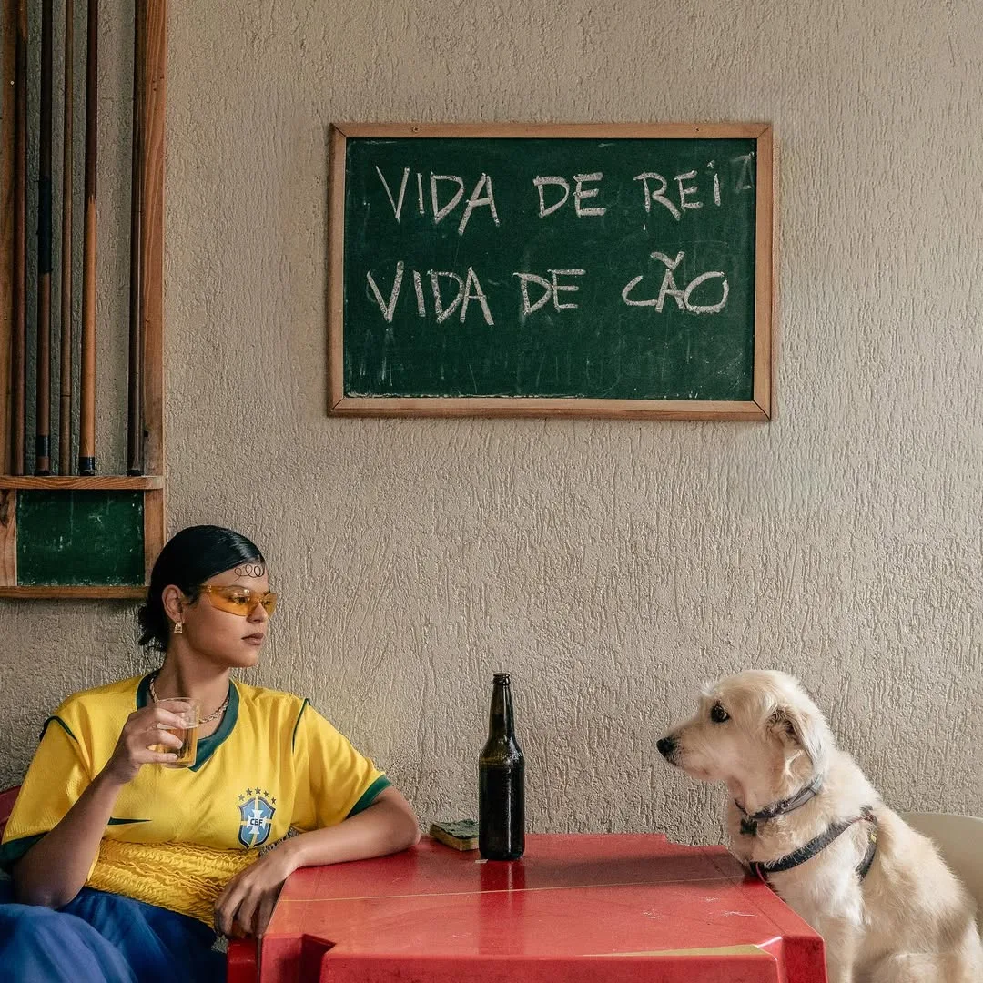 ‘A experiência de ser brasileiro é pura contradição’, diz Amanda Magalhães sobre nova fase musical