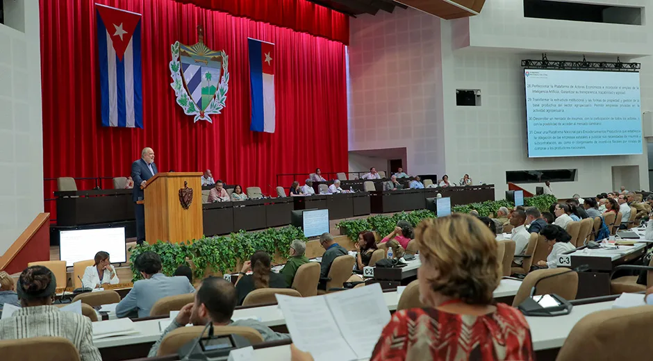 O Primeiro-Ministro de Cuba, Manuel Marrero Cruz, durante sua intervenção na Terceira Sessão Extraordinária da Assembleia Nacional do Poder Popular em sua X Legislatura.