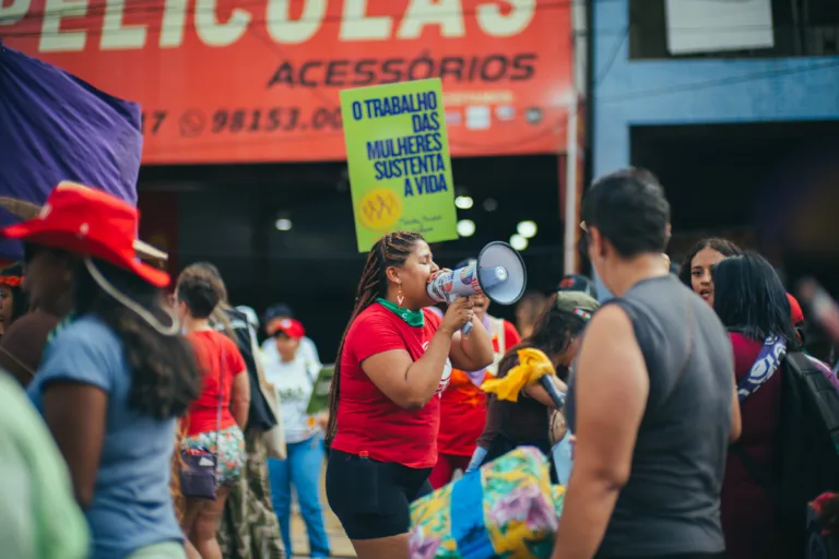 Cuidar é trabalho: o que o fim da escala 6 por 1 tem a ver com a Política Nacional de Cuidados