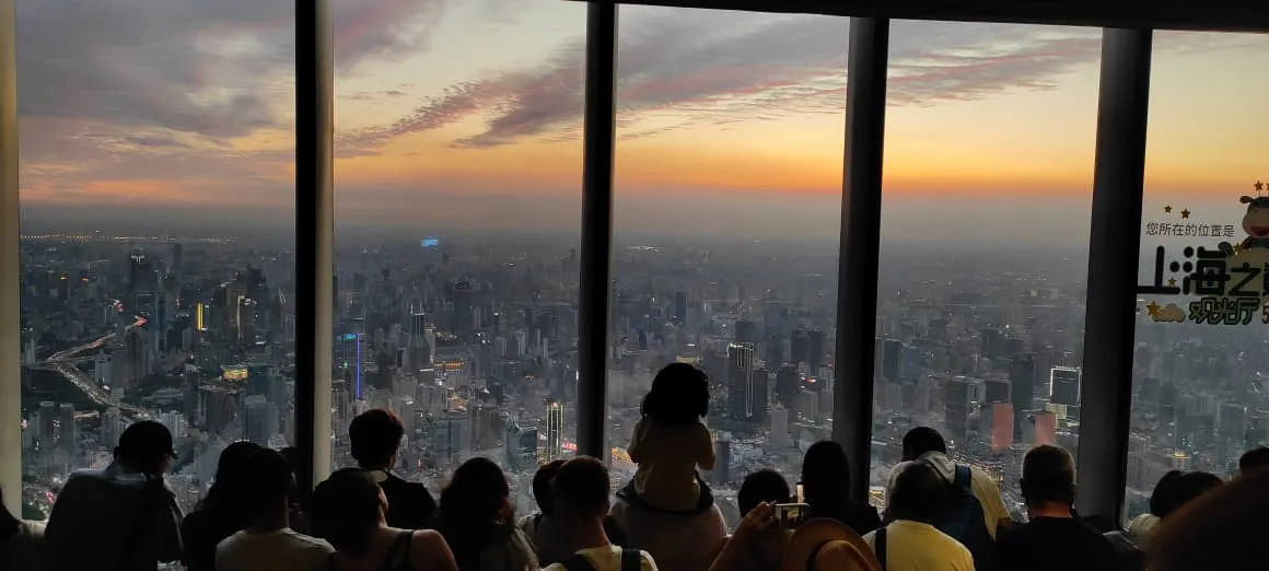Turistas olham cidade de Xangai de um dos pontos mais altos da Torre de Xangai, em 30 de maio de 2026