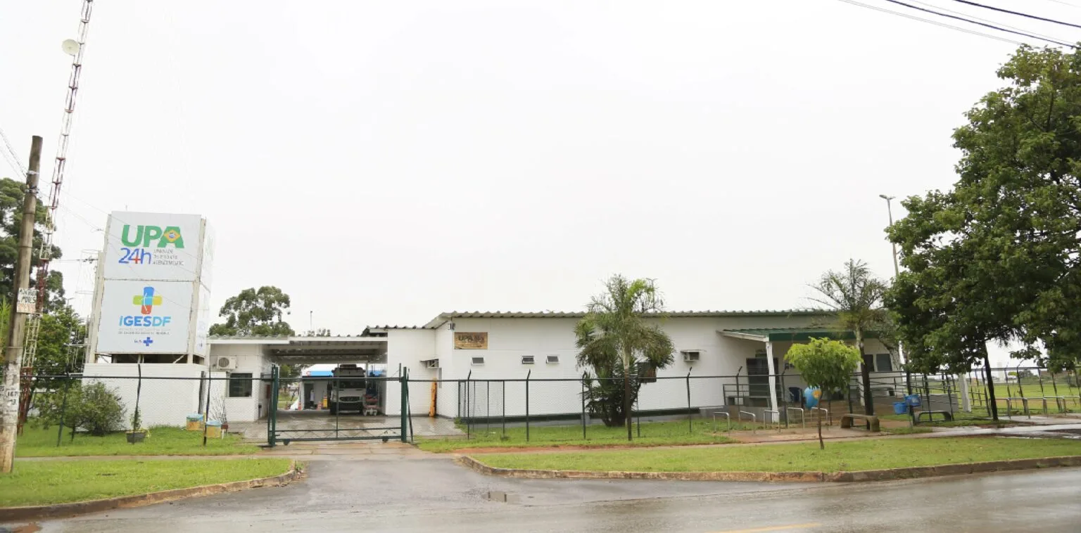 UPA do Recanto das Emas, onde Vilmar Pereira da Silva morreu enquanto aguardava atendimento. O caso reacendeu o debate sobre as condições da saúde pública no Distrito Federal e motivou cobranças por mudanças na gestão da rede.